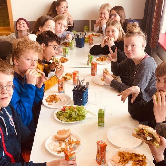 60766937_877952259211809_2263831743658196992_n