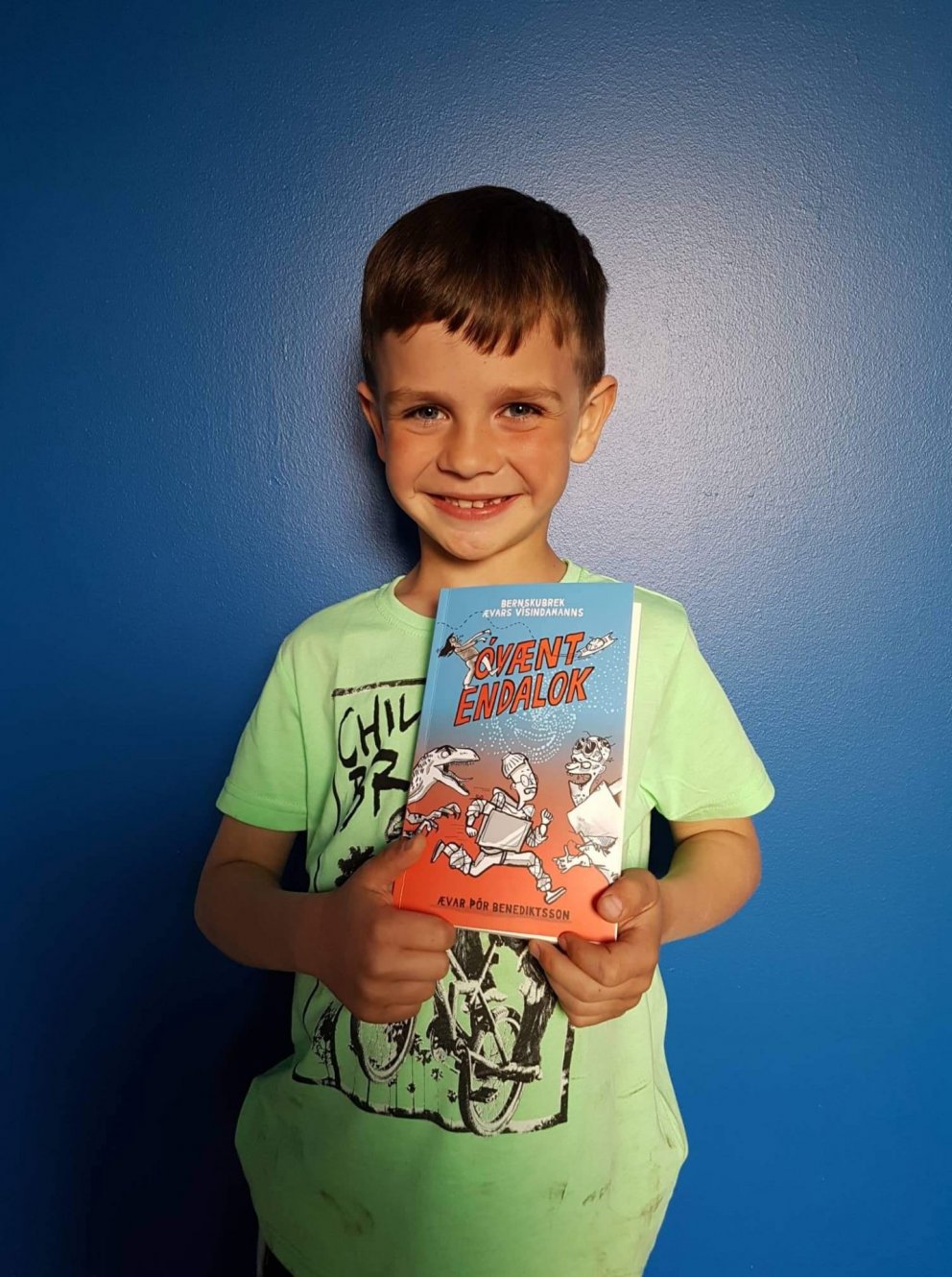 Viðar Freyr 2.b. fær bók frá Ævari vísindamanni