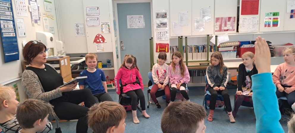 Ungar í 5. bekk - heimsókn frá 2. bekk