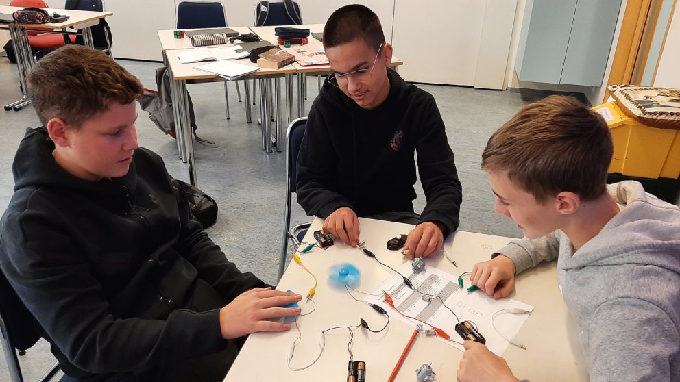 Verklegir tímar í eðlisfræði hjá 9. bekk