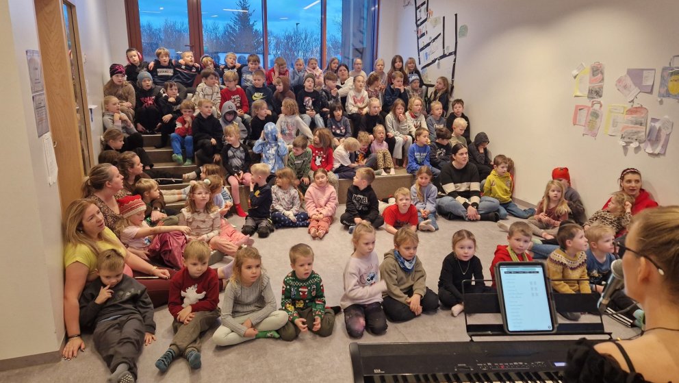Skólahópur leikskólans kom í jólasöngstund