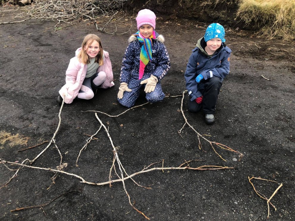 3. bekkur vinnur með form úti