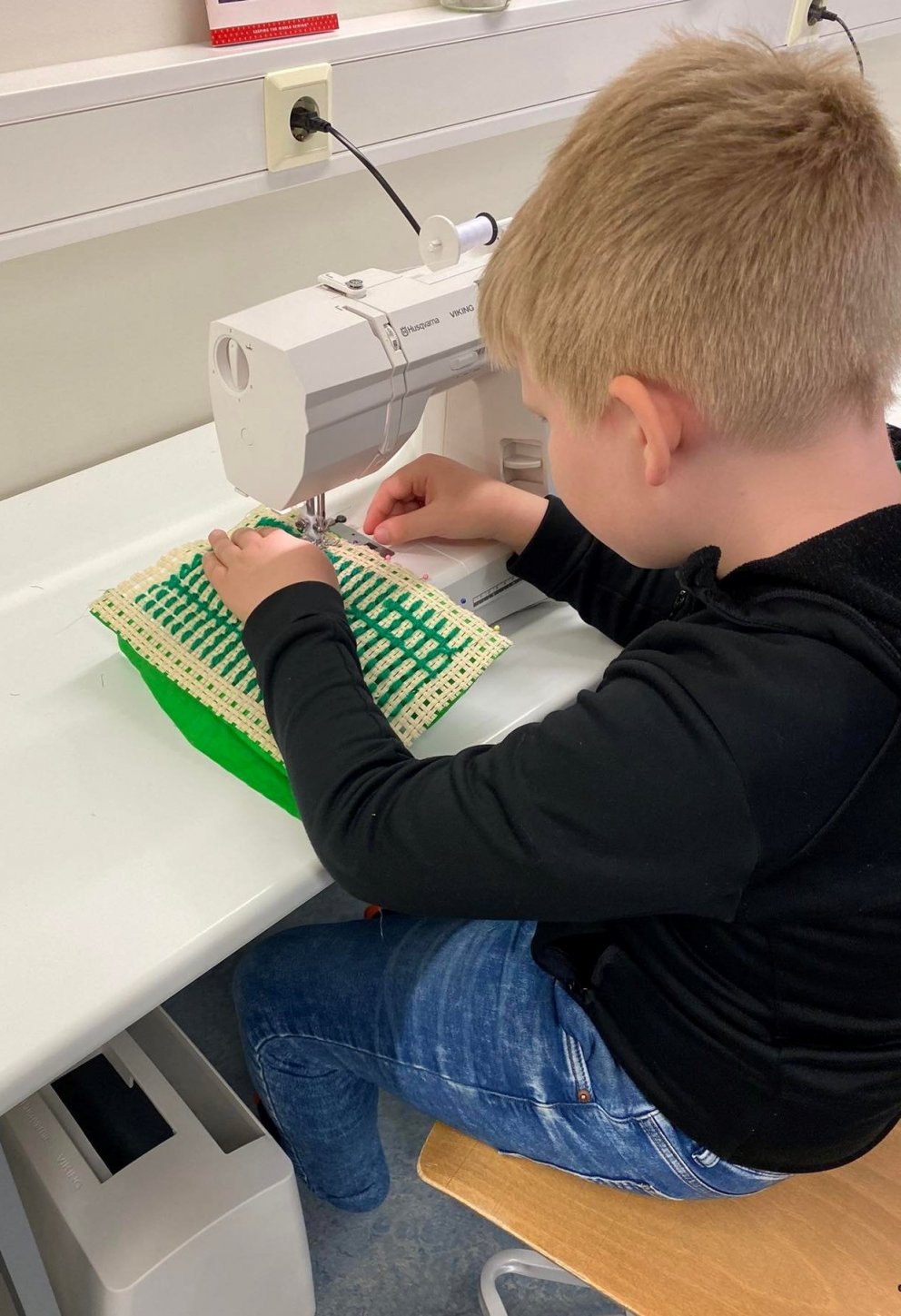 Iðnir krakkar úr 3. og 4.b. við störf í textílmennt