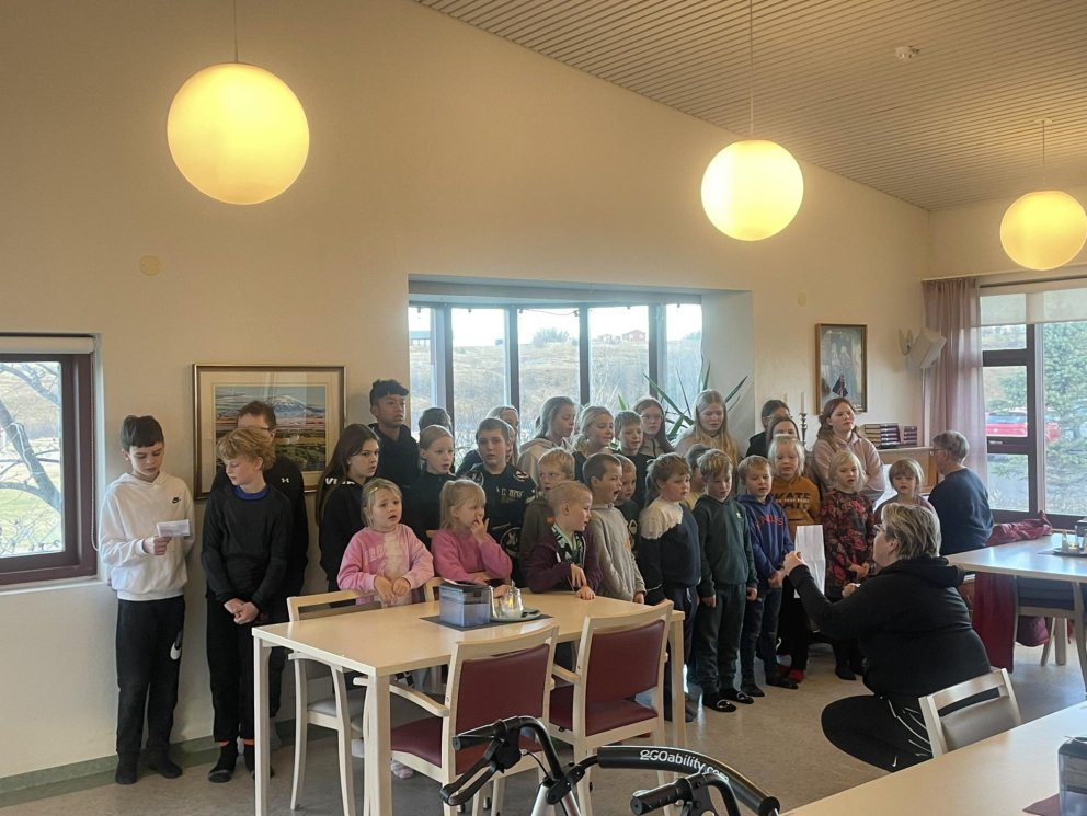 Vinabekkir syngja fyrir íbúa á Lundi