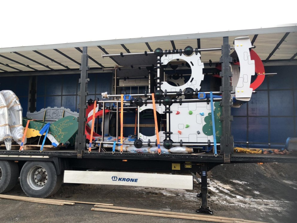 Kastali á skólalóð mættur.