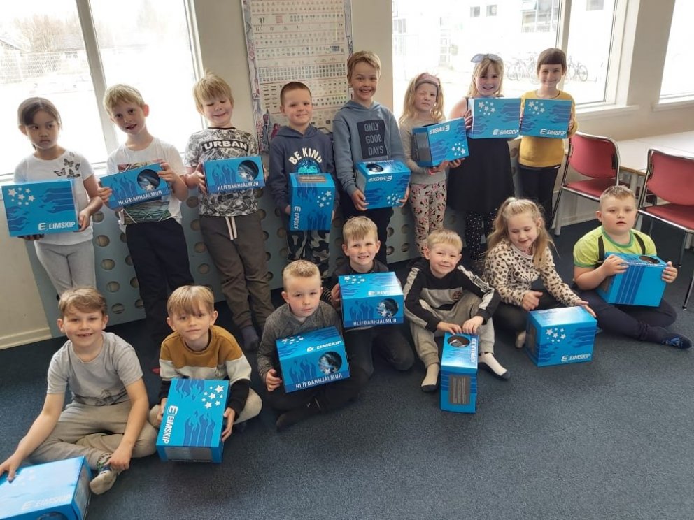 1. bekkingar fengu hjálma