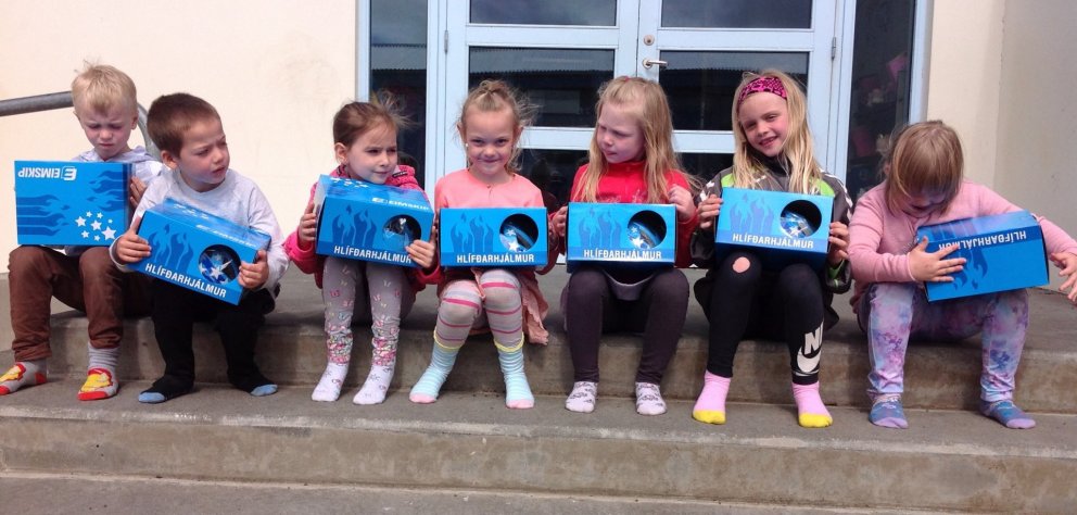 1. bekkur fær hjálma