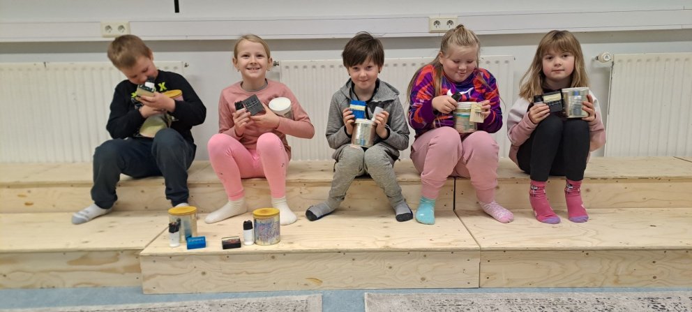 Afrískir tónar, taktur og söngur.