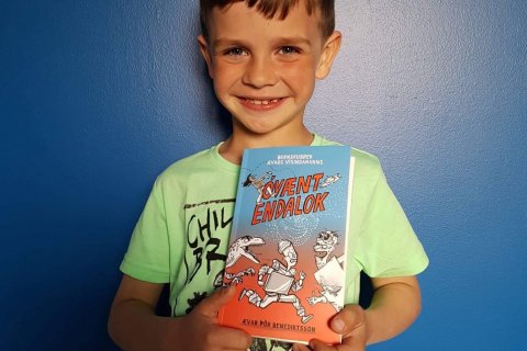 Viðar Freyr 2.b. fær bók frá Ævari vísindamanni