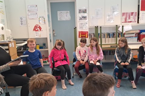 Ungar í 5. bekk - heimsókn frá 2. bekk