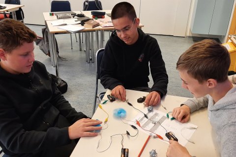 Verklegir tímar í eðlisfræði hjá 9. bekk