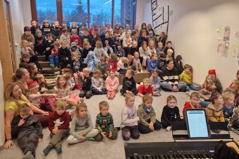 Skólahópur leikskólans kom í jólasöngstund