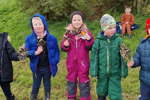 Myndir frá útikennslu í 1. og 2. bekk