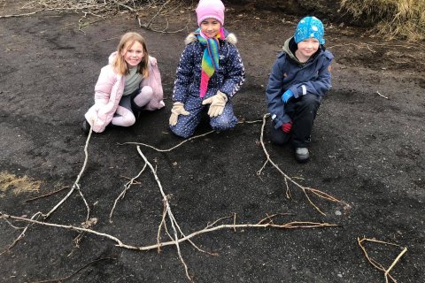 3. bekkur vinnur með form úti