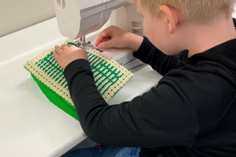 Iðnir krakkar úr 3. og 4.b. við störf í textílmennt