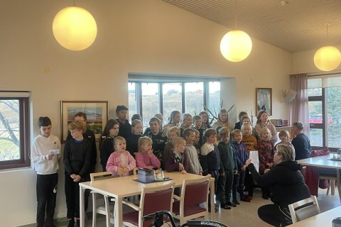 Vinabekkir syngja fyrir íbúa á Lundi