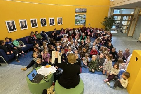 Skólahópur í bangsasöngstund