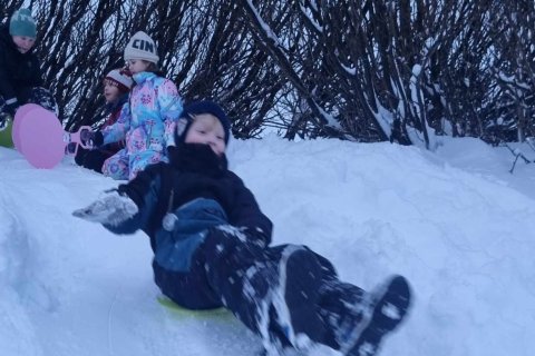 Nemendur yngsta stigs fagna snjónum