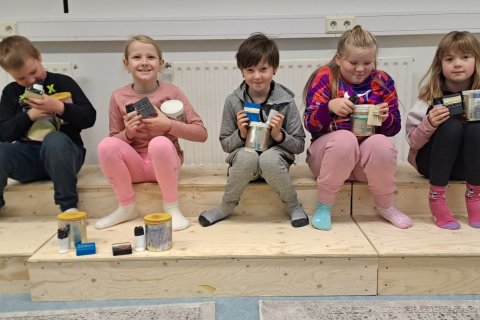 Afrískir tónar, taktur og söngur.